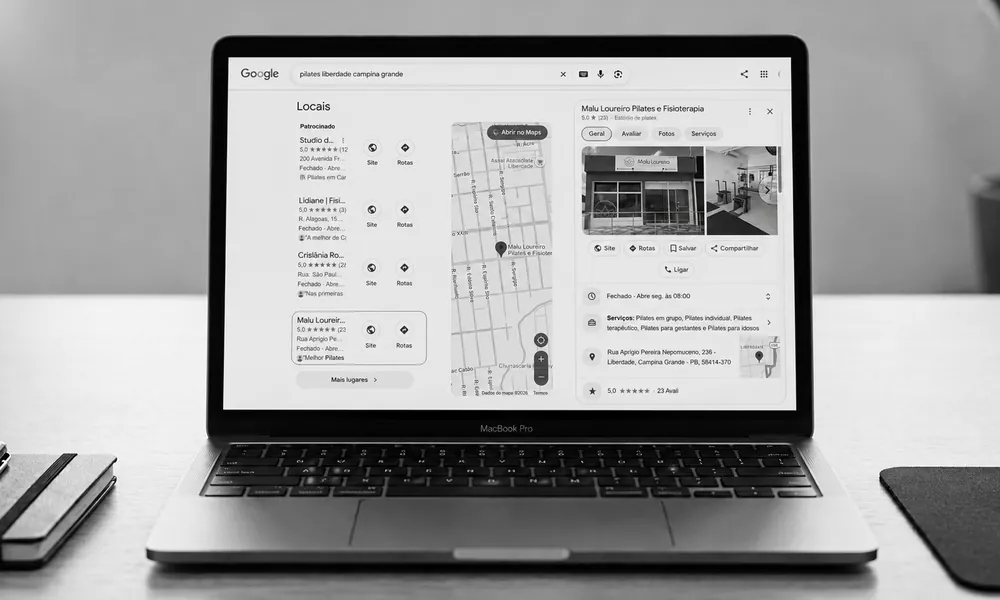 Notebook exibindo a busca do Google por pilates em Campina Grande, com o Perfil da Empresa de um estúdio de pilates no mapa, nota 5,0, fotos, endereço e serviços